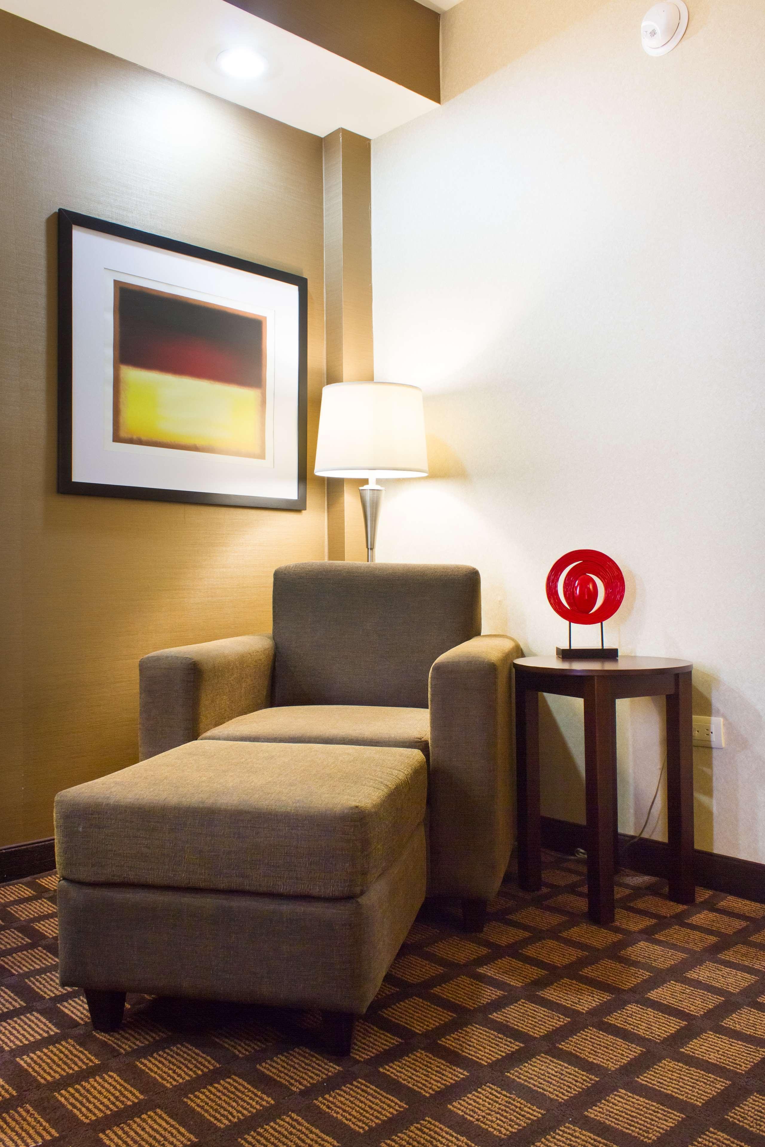 Best Western Premier Monterrey Aeropuerto Apodaca Eksteriør billede A lamp on a side table