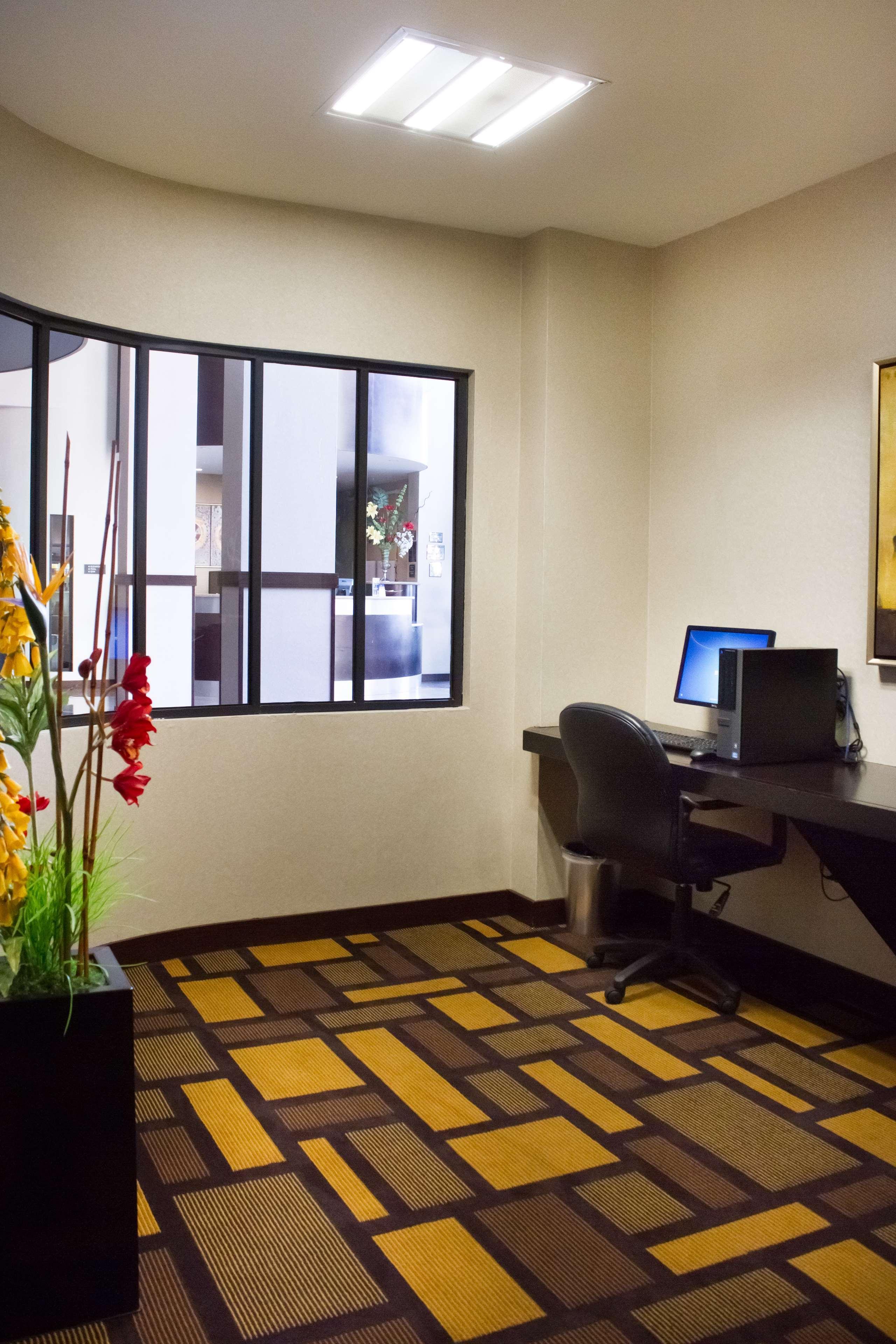 Best Western Premier Monterrey Aeropuerto Apodaca Eksteriør billede Business center at the Hilton Garden Inn