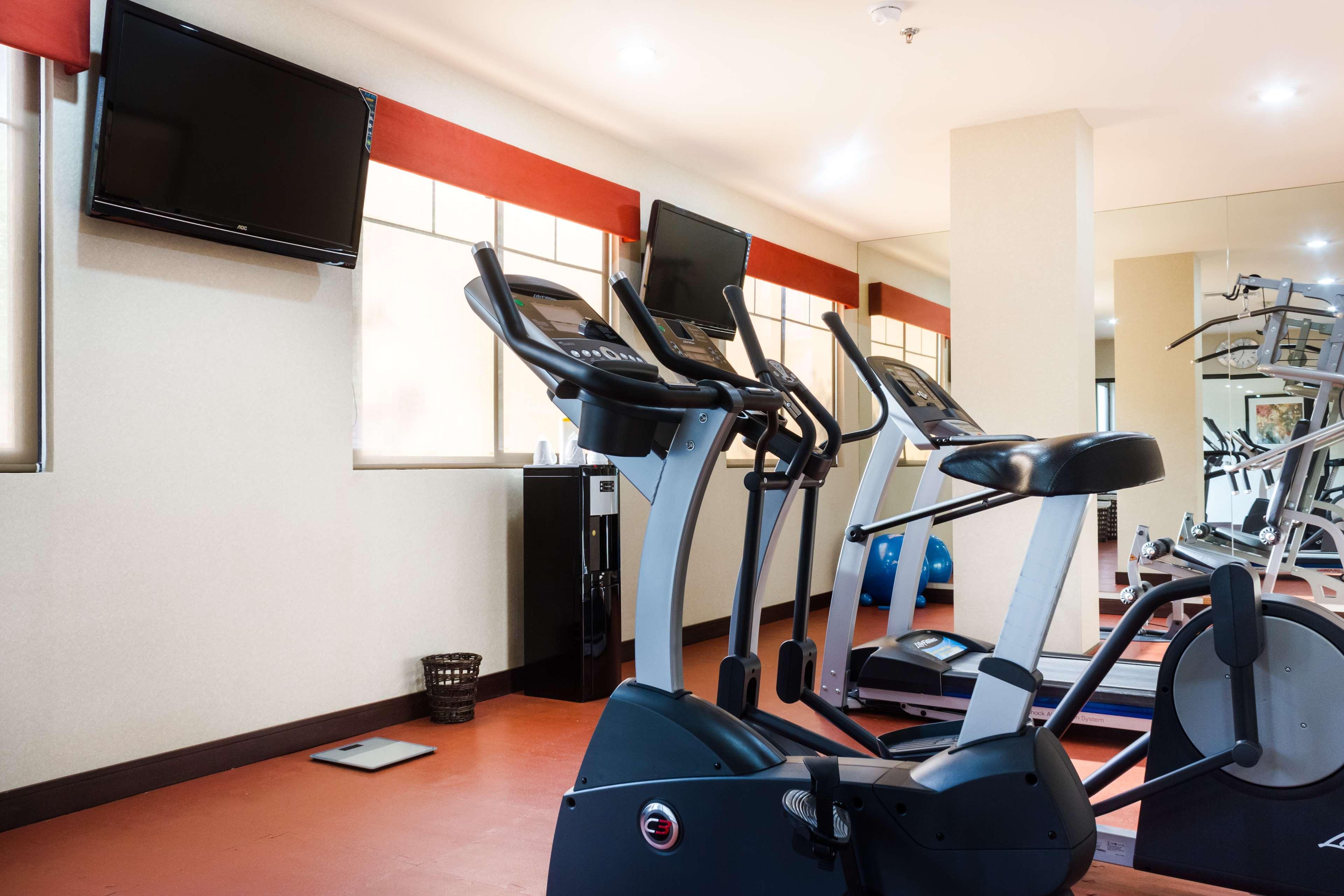 Best Western Premier Monterrey Aeropuerto Apodaca Eksteriør billede The gym at the hotel