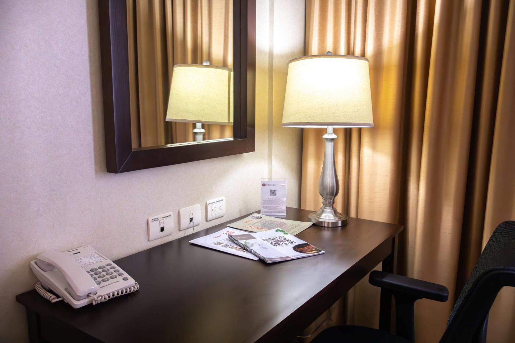 Best Western Premier Monterrey Aeropuerto Apodaca Eksteriør billede A work desk in a hotel room