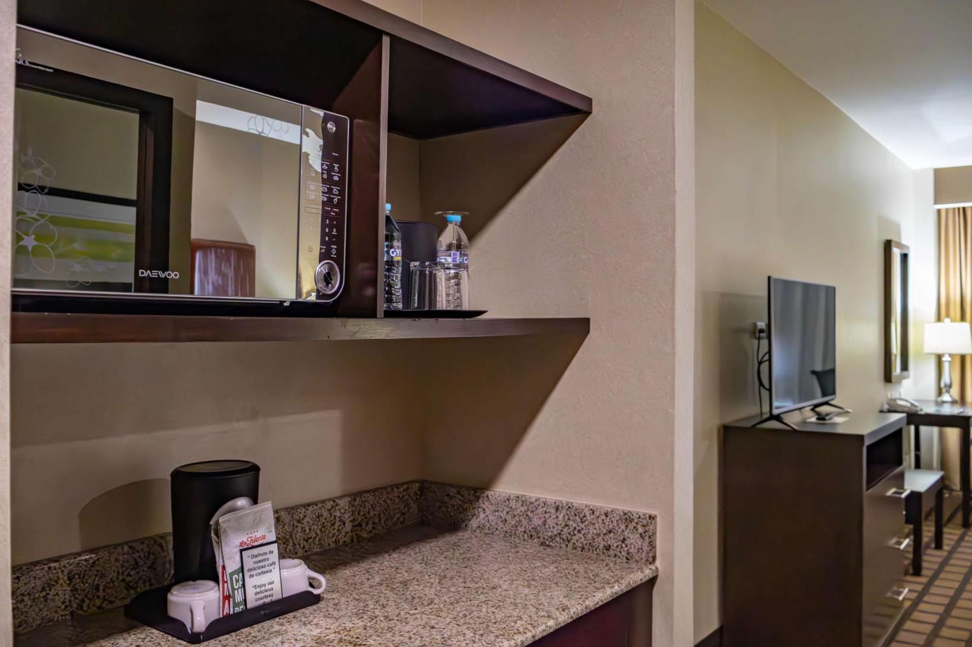 Best Western Premier Monterrey Aeropuerto Apodaca Eksteriør billede A microwave in a hotel room