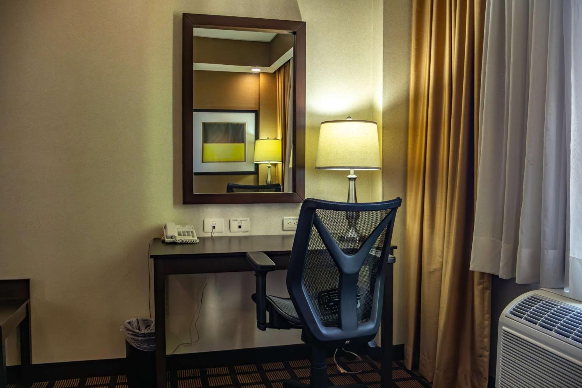 Best Western Premier Monterrey Aeropuerto Apodaca Eksteriør billede A work desk in a hotel room