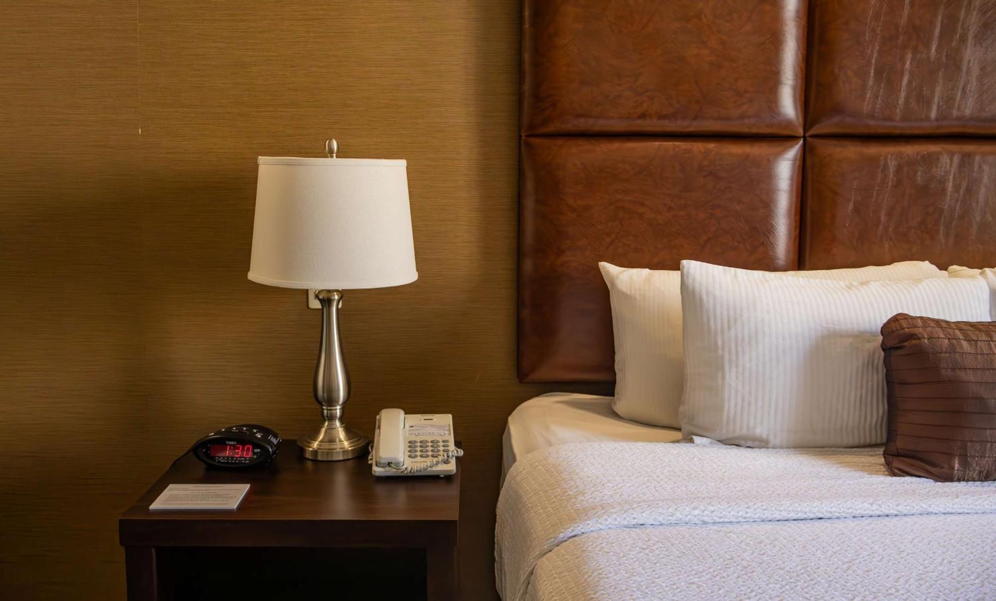 Best Western Premier Monterrey Aeropuerto Apodaca Eksteriør billede A lamp on a nightstand