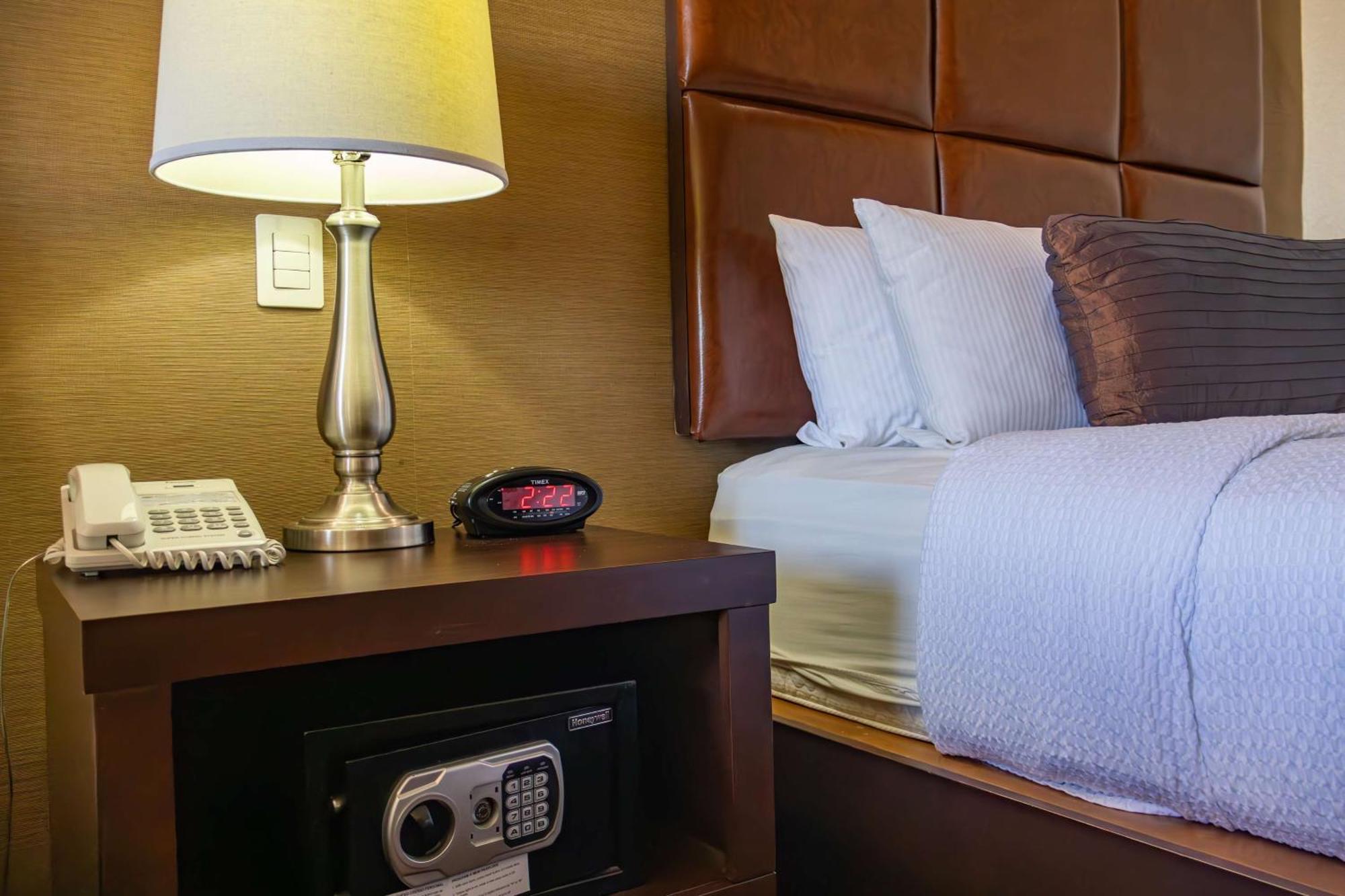 Best Western Premier Monterrey Aeropuerto Apodaca Eksteriør billede A safe in a hotel room