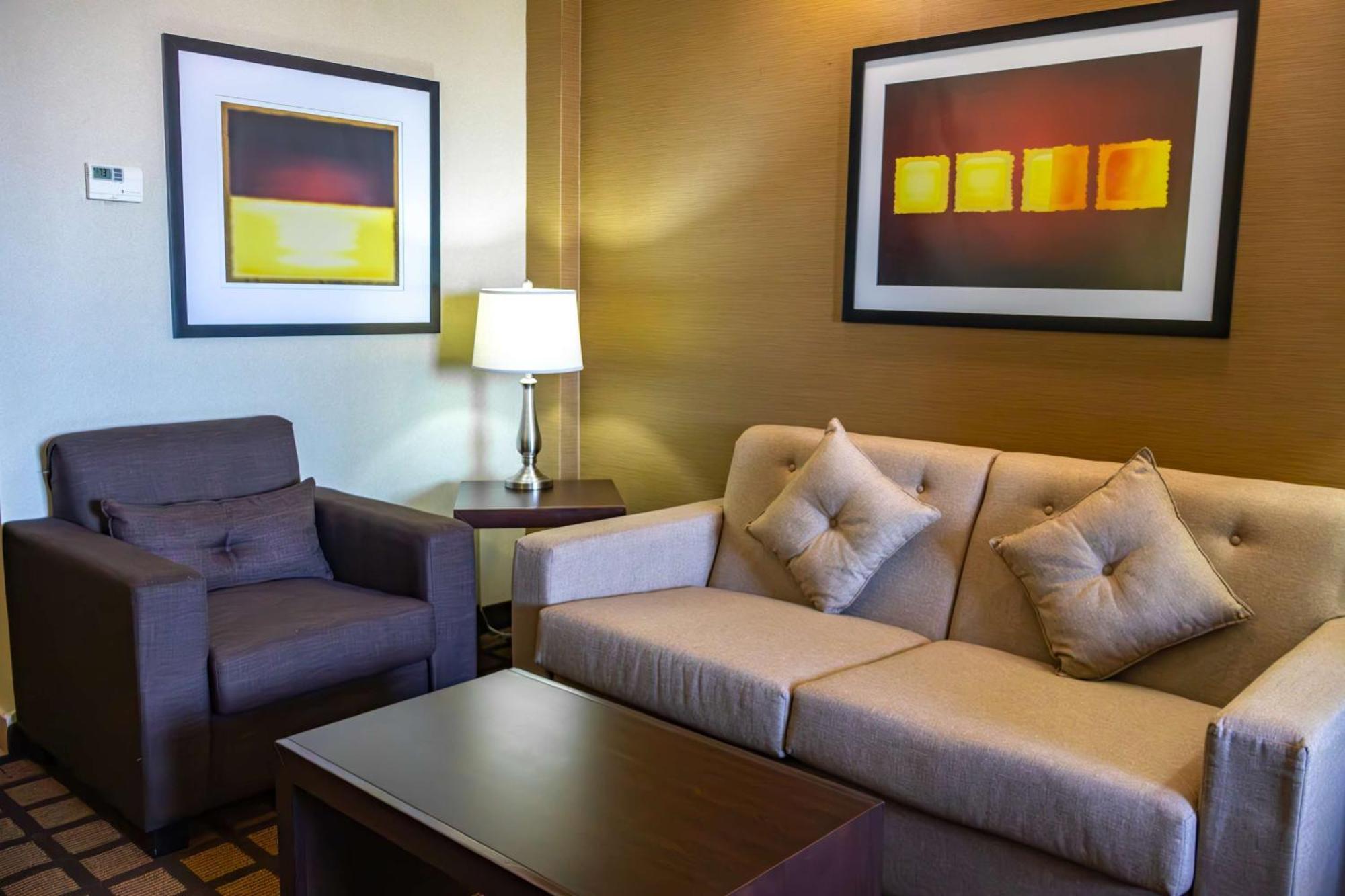 Best Western Premier Monterrey Aeropuerto Apodaca Eksteriør billede A living room in a typical hotel suite