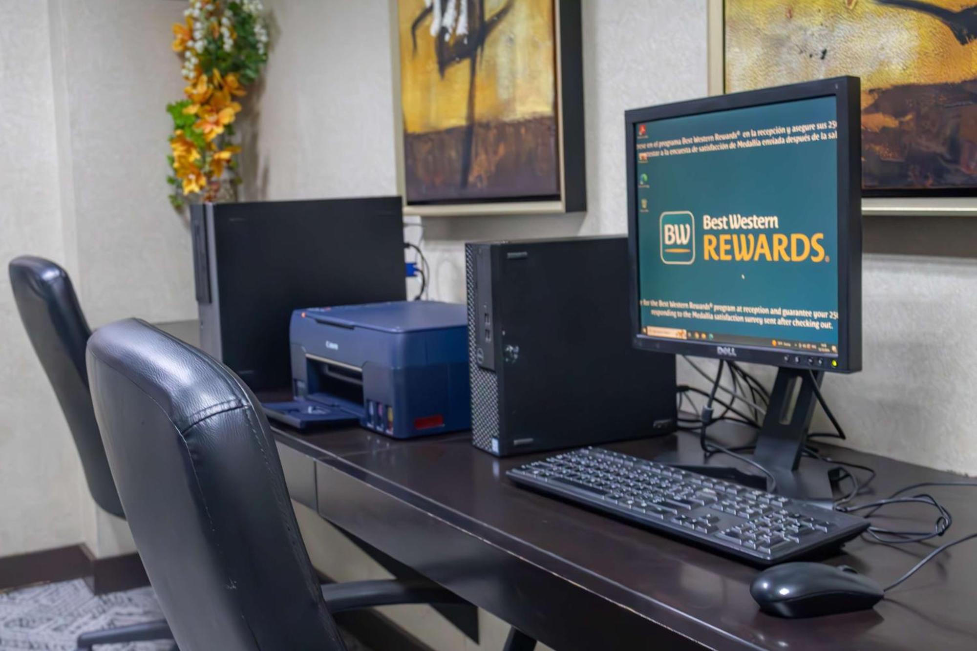 Best Western Premier Monterrey Aeropuerto Apodaca Eksteriør billede A computer with a printer