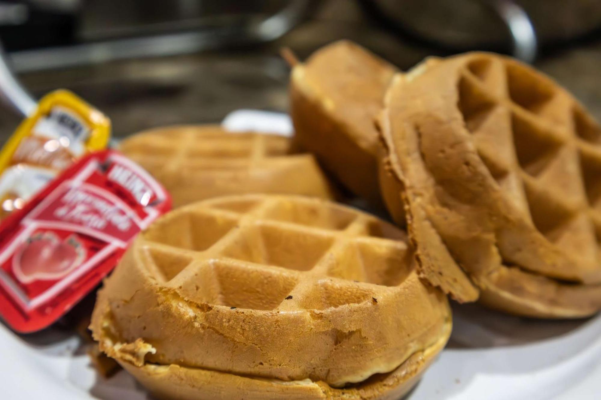 Best Western Premier Monterrey Aeropuerto Apodaca Eksteriør billede A waffle sandwich