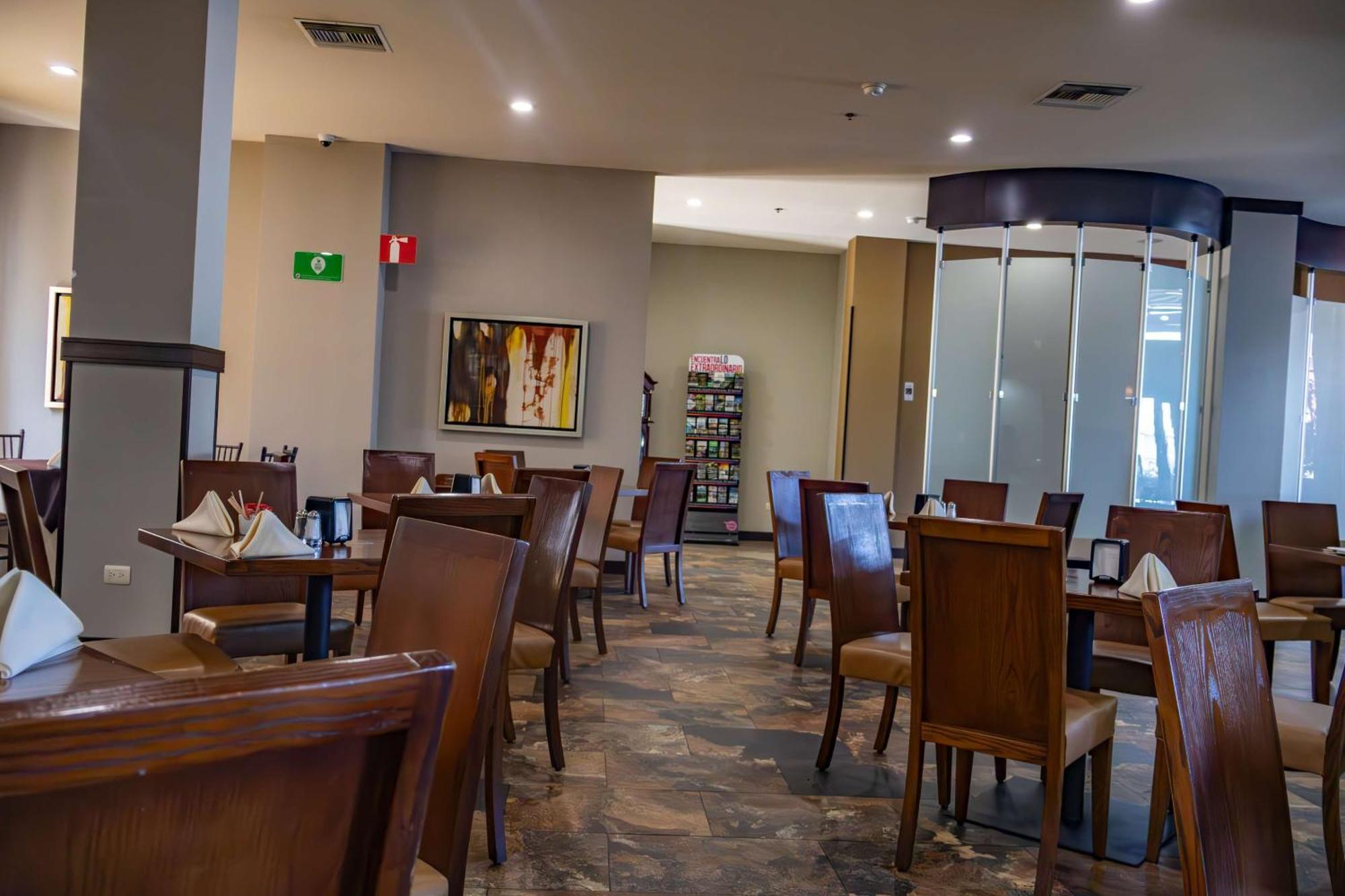 Best Western Premier Monterrey Aeropuerto Apodaca Eksteriør billede The interior of the restaurant