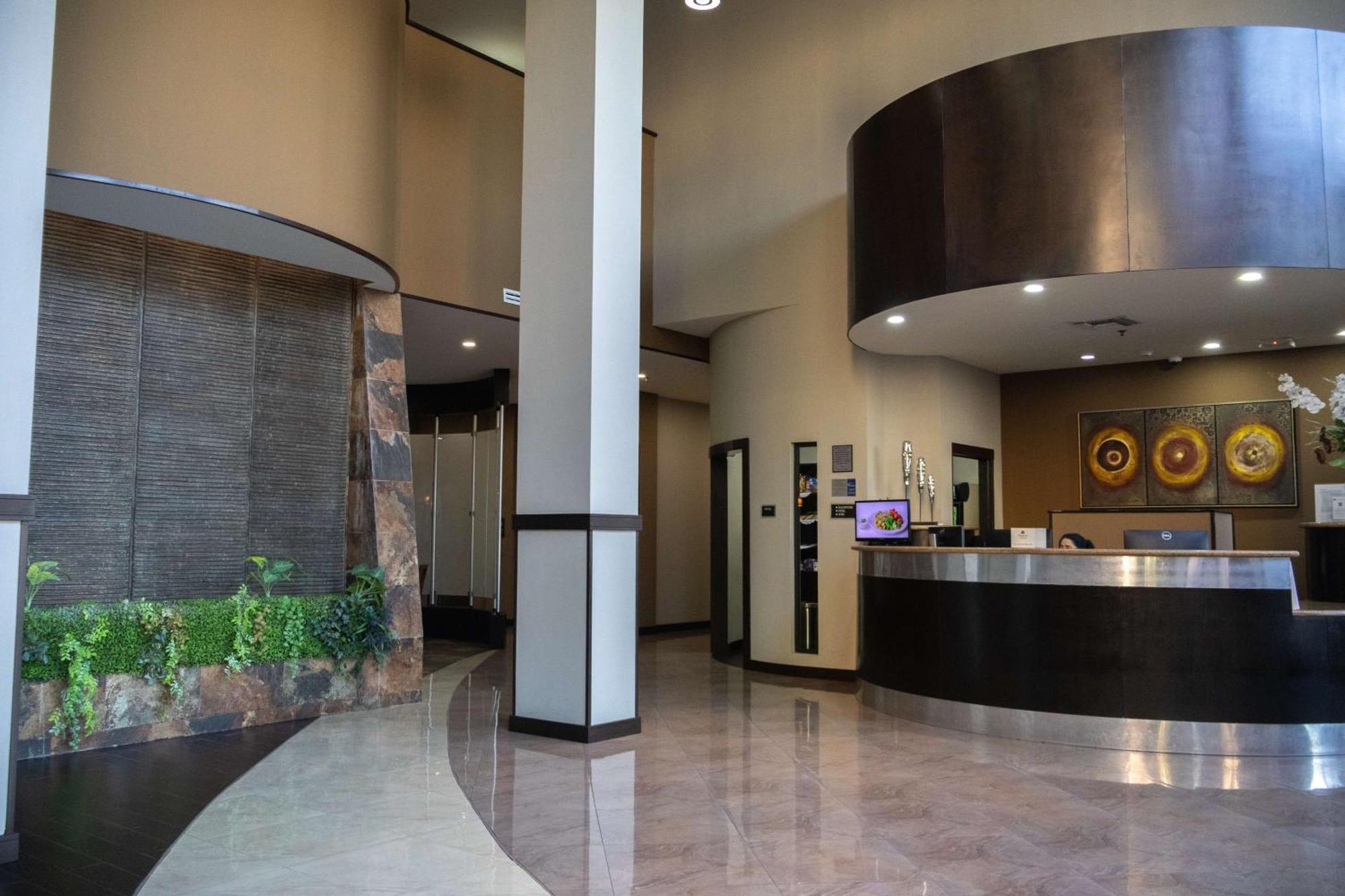Best Western Premier Monterrey Aeropuerto Apodaca Eksteriør billede Interior of the lobby