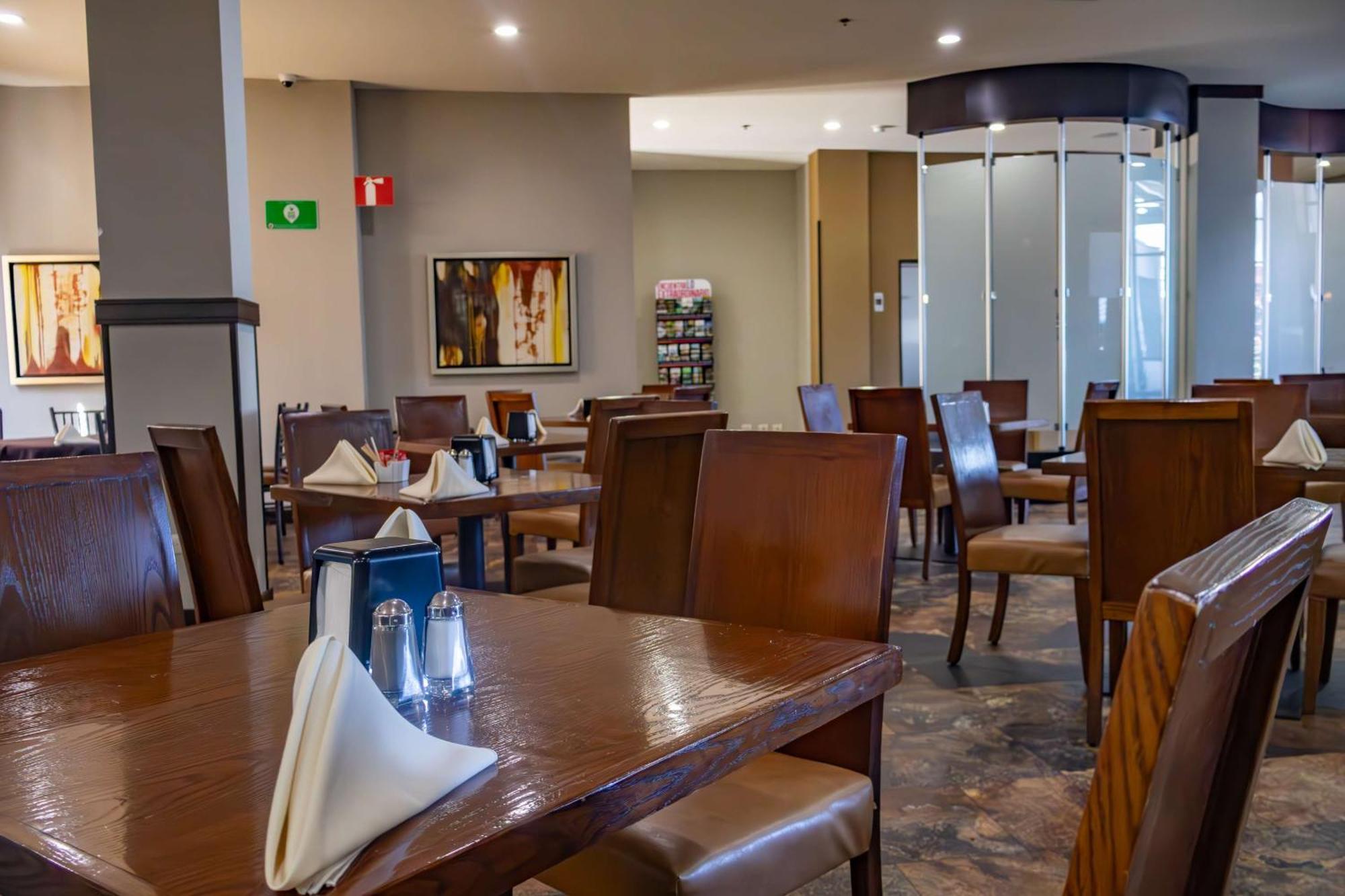 Best Western Premier Monterrey Aeropuerto Apodaca Eksteriør billede The restaurant