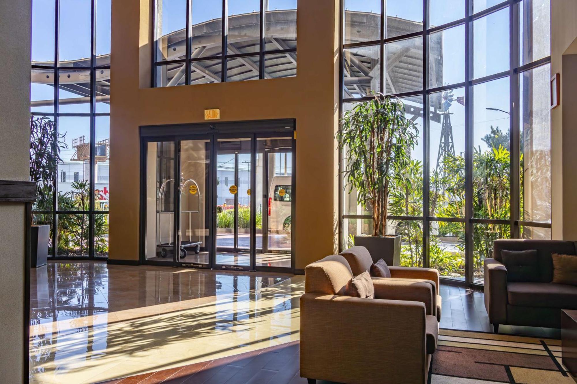 Best Western Premier Monterrey Aeropuerto Apodaca Eksteriør billede Lobby