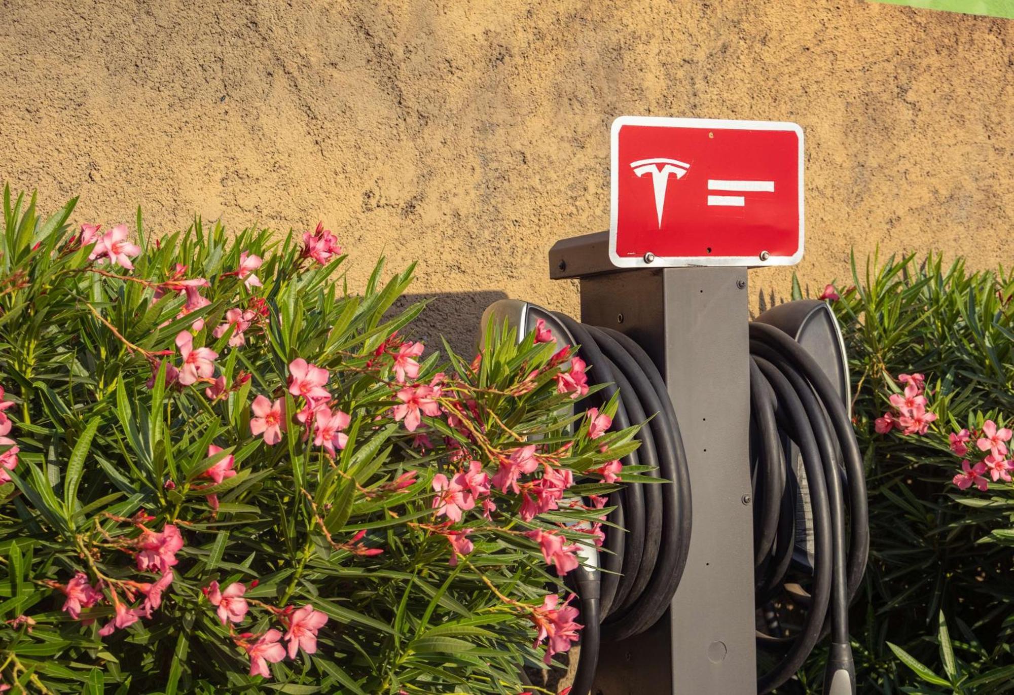 Best Western Premier Monterrey Aeropuerto Apodaca Eksteriør billede Tesla Supercharger station in Spain