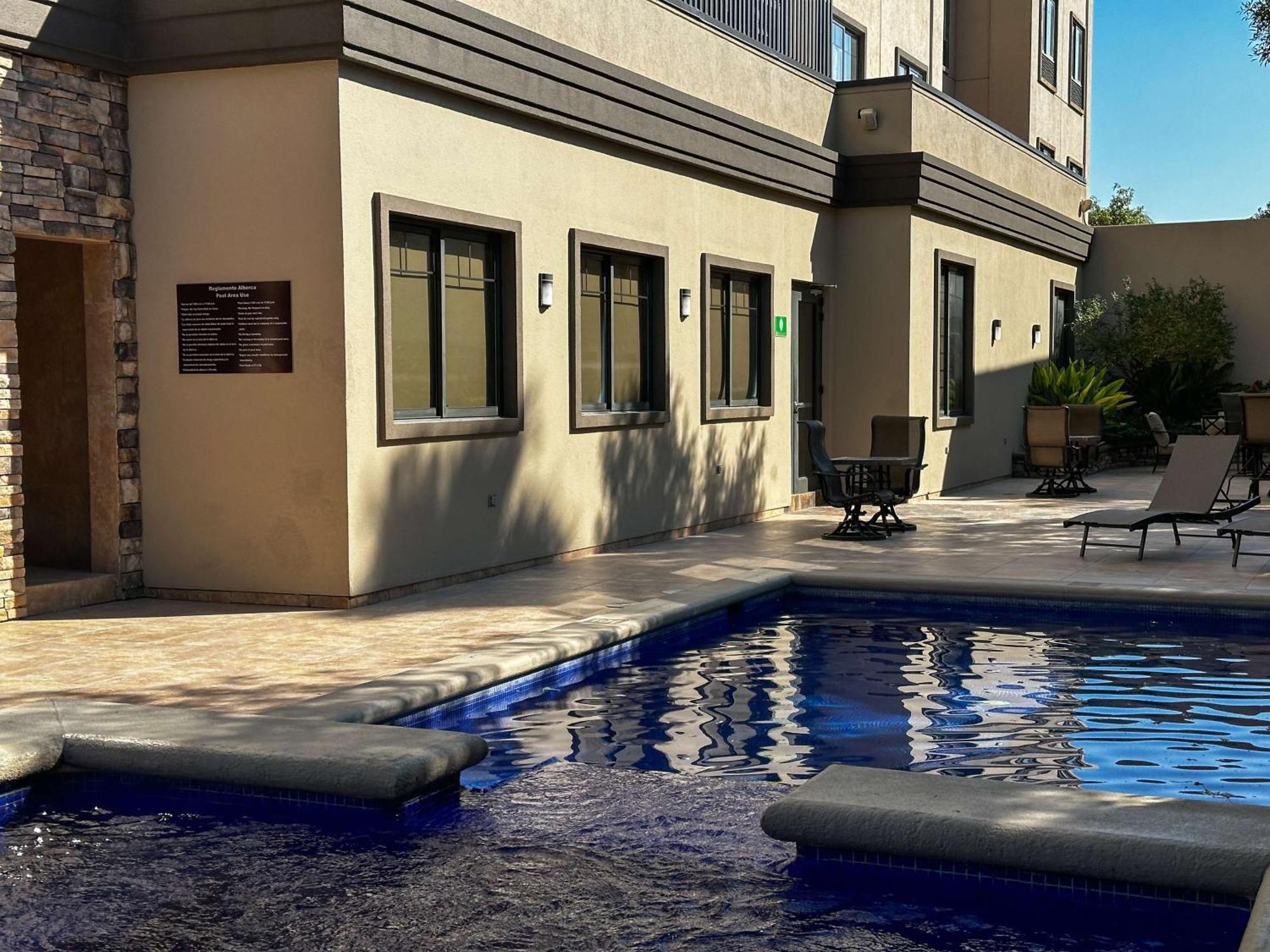 Best Western Premier Monterrey Aeropuerto Apodaca Eksteriør billede The pool at the hotel