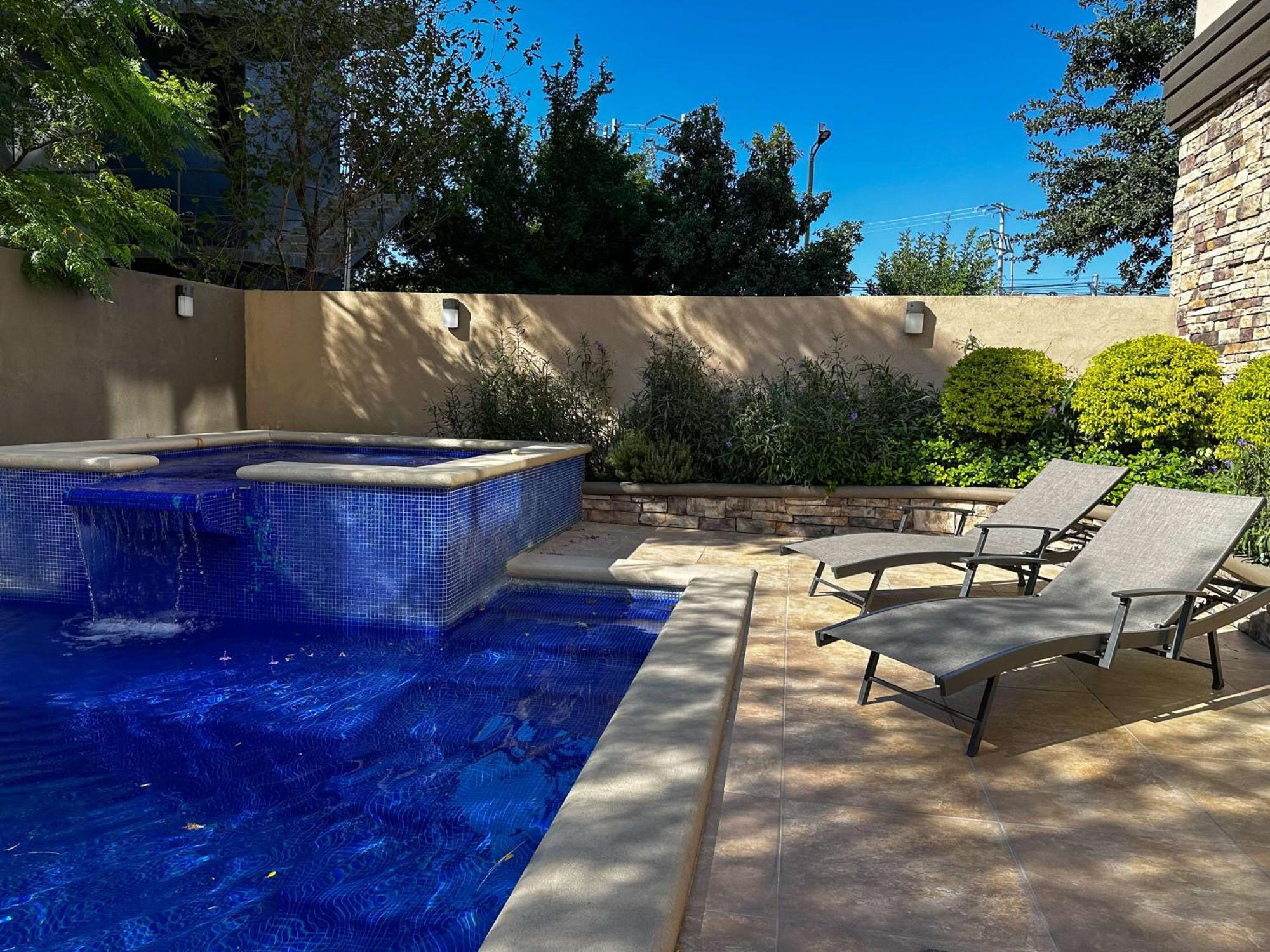Best Western Premier Monterrey Aeropuerto Apodaca Eksteriør billede A pool at the Four Seasons Hotel in Los Angeles