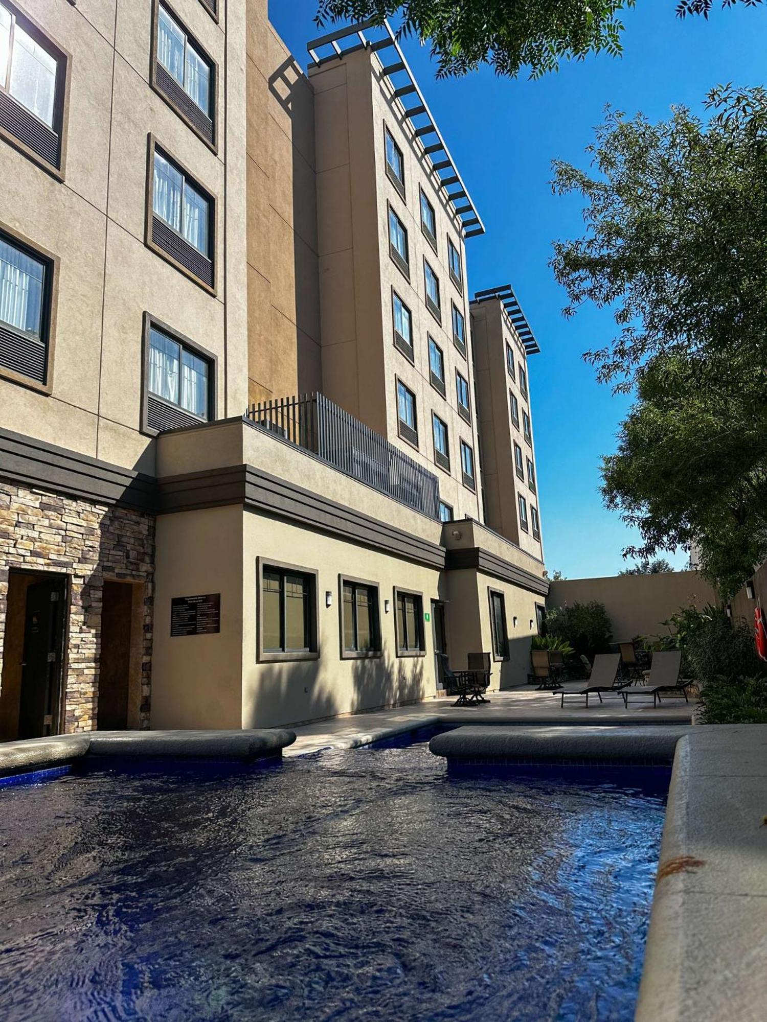 Best Western Premier Monterrey Aeropuerto Apodaca Eksteriør billede The hotel's pool