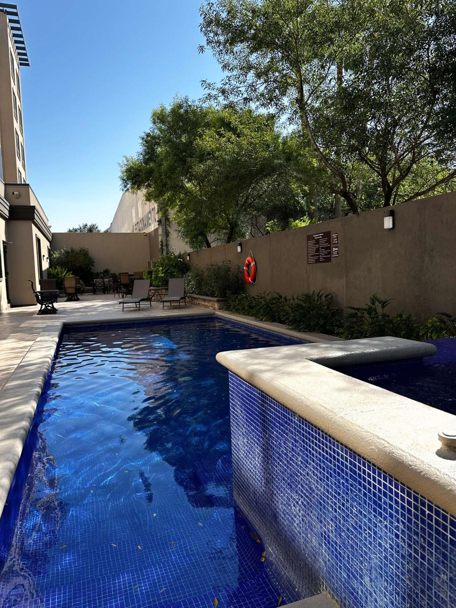 Best Western Premier Monterrey Aeropuerto Apodaca Eksteriør billede Swimming pool at the hotel