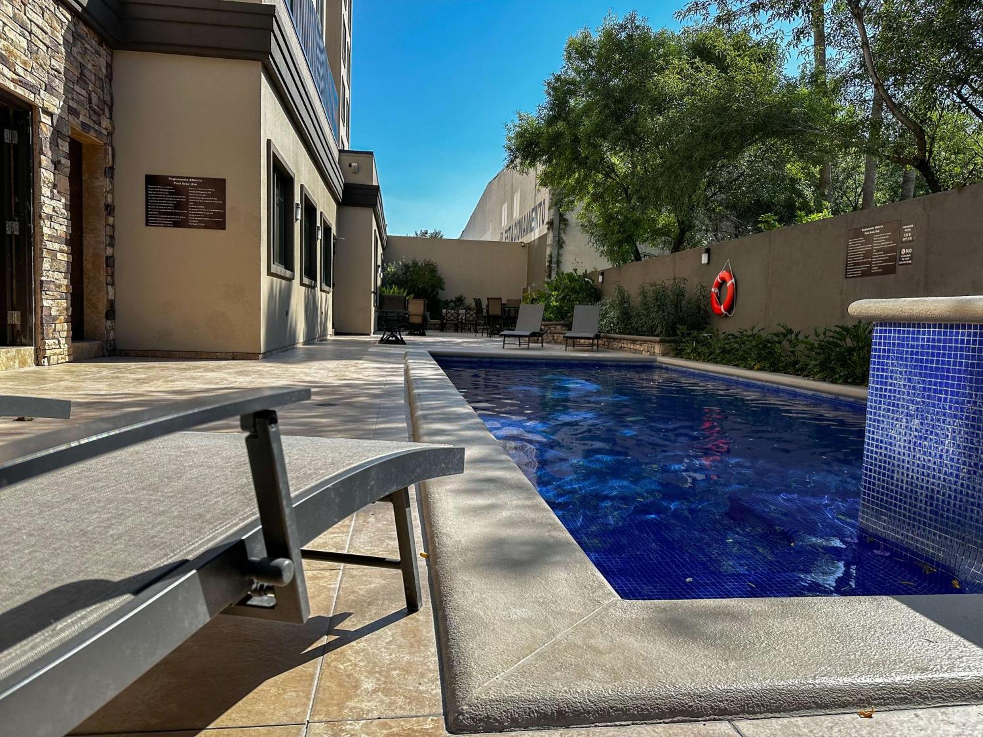 Best Western Premier Monterrey Aeropuerto Apodaca Eksteriør billede Swimming pool at the hotel